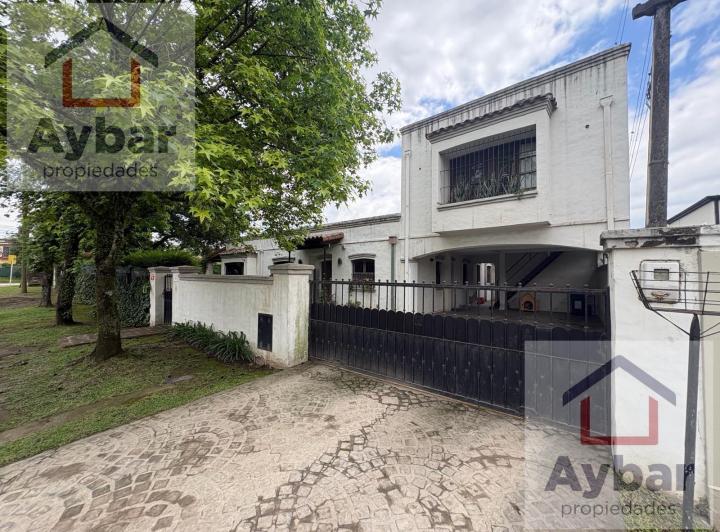 Casa · 217m² · 10 Ambientes · 2 Cocheras