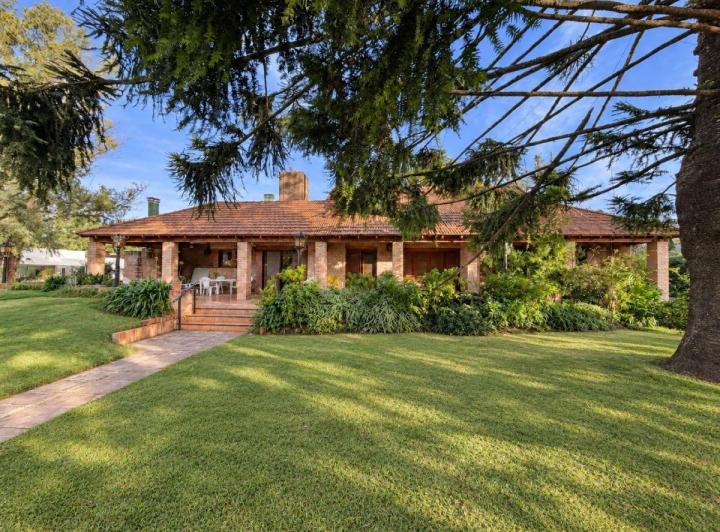 Casa · 320m² · 10 Ambientes · 2 Cocheras