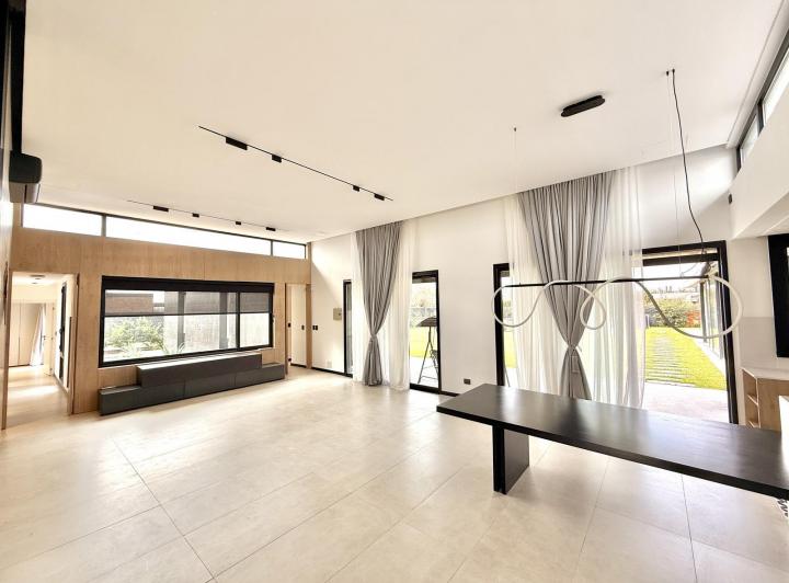 Casa · 253m² · 7 Ambientes · 2 Cocheras