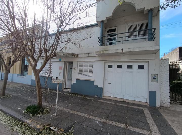 Casa · 210m² · 9 Ambientes · 1 Cochera