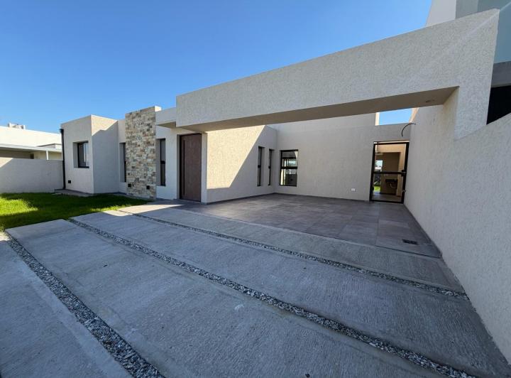 Casa · 135m² · 5 Ambientes · 2 Cocheras