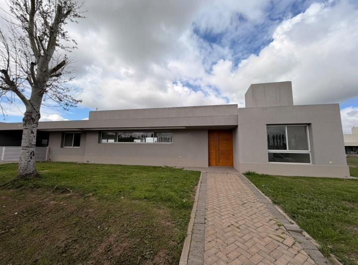 Casa · 197m² · 6 Ambientes · 2 Cocheras