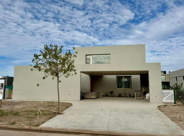 Casa · 285m² · 5 Ambientes · 2 Cocheras