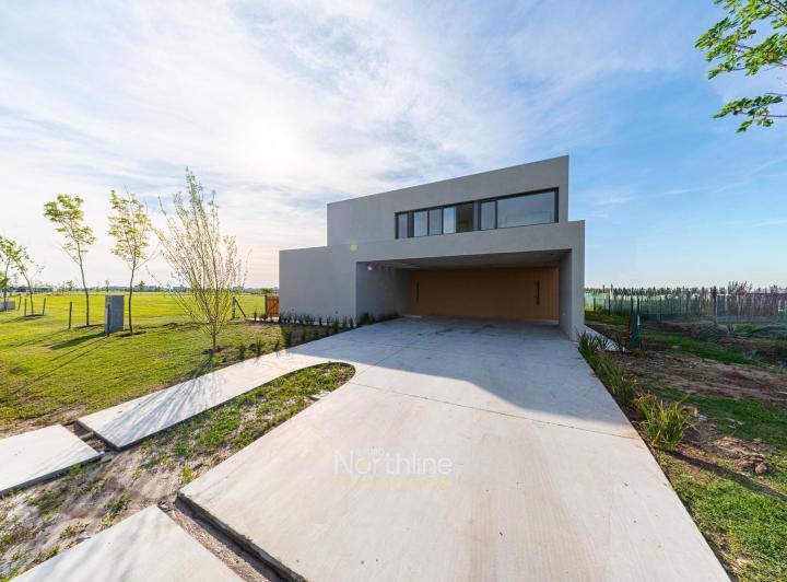 Casa · 297m² · 4 Dormitorios · 2 Cocheras
