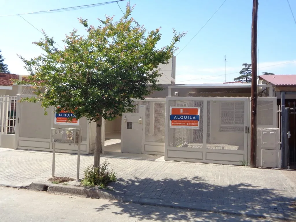 Barrio Alto Verde - Excelente Casa de 1 Dormitorio, Amplia con Cochera Cubierta...