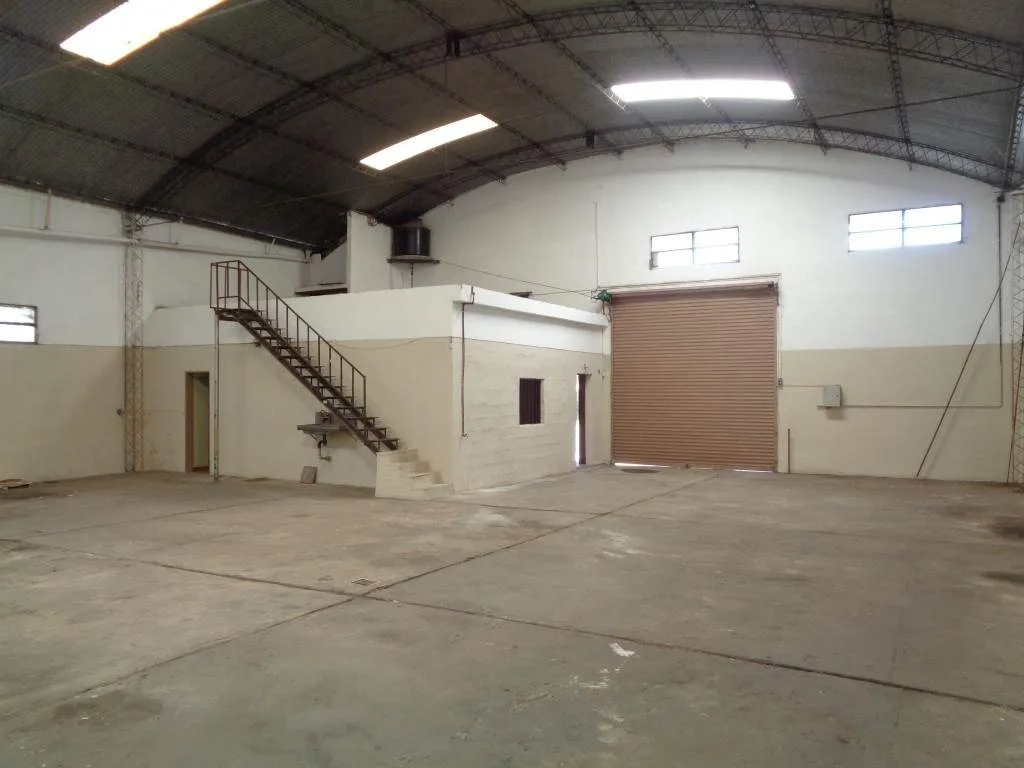 Barrio Talleres Oeste - Excelente Galpón / Depósito de 315 m2 Cubiertos, con 2 P...