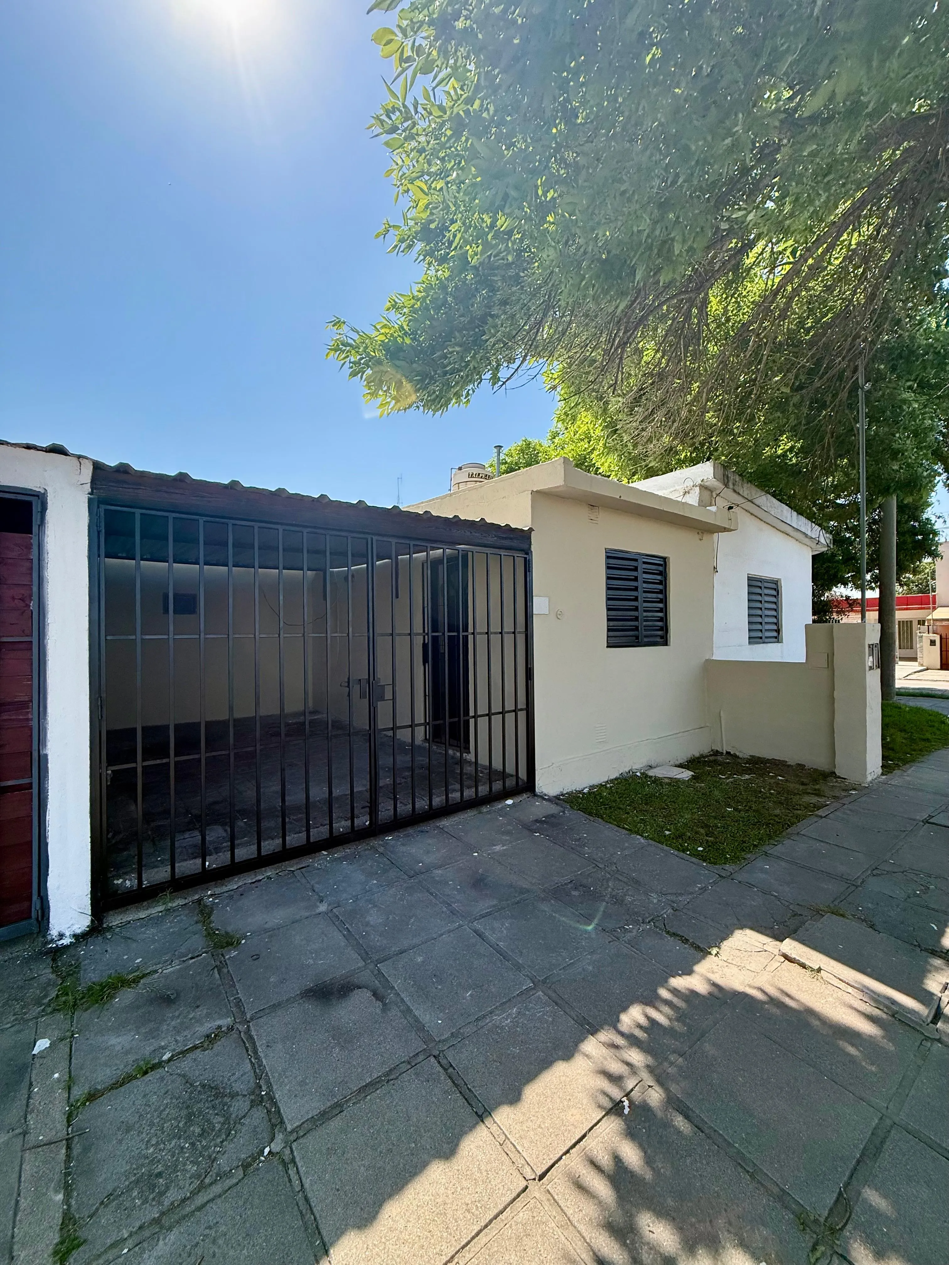 ALTO ALBERDI CON COCHERA Y PATIO