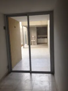 ¡HERMOSO DEPARTAMENTO DE 2 DORMITORIOS CON AMPLIO PATIO Y QUINCHO PRIVADO EN EDIFICIO CON PILETA!