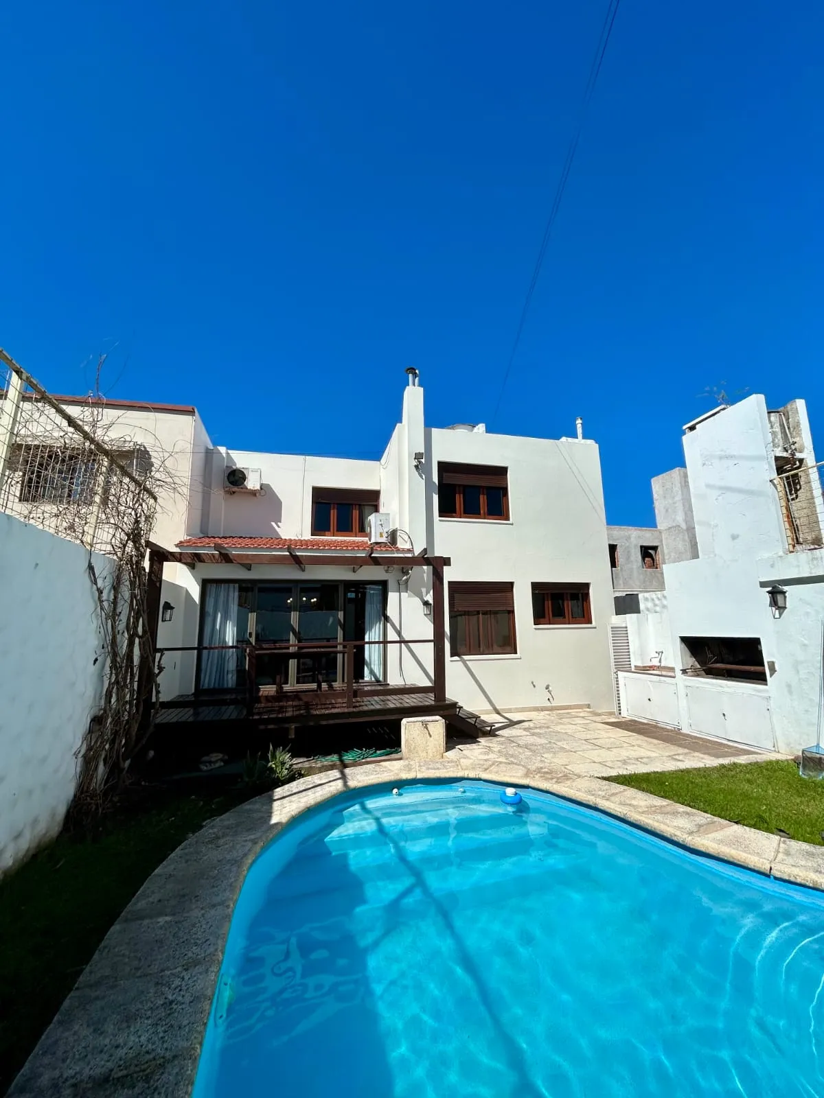 VENDO EXCELENTE CASA – Calle Alvear al 1800