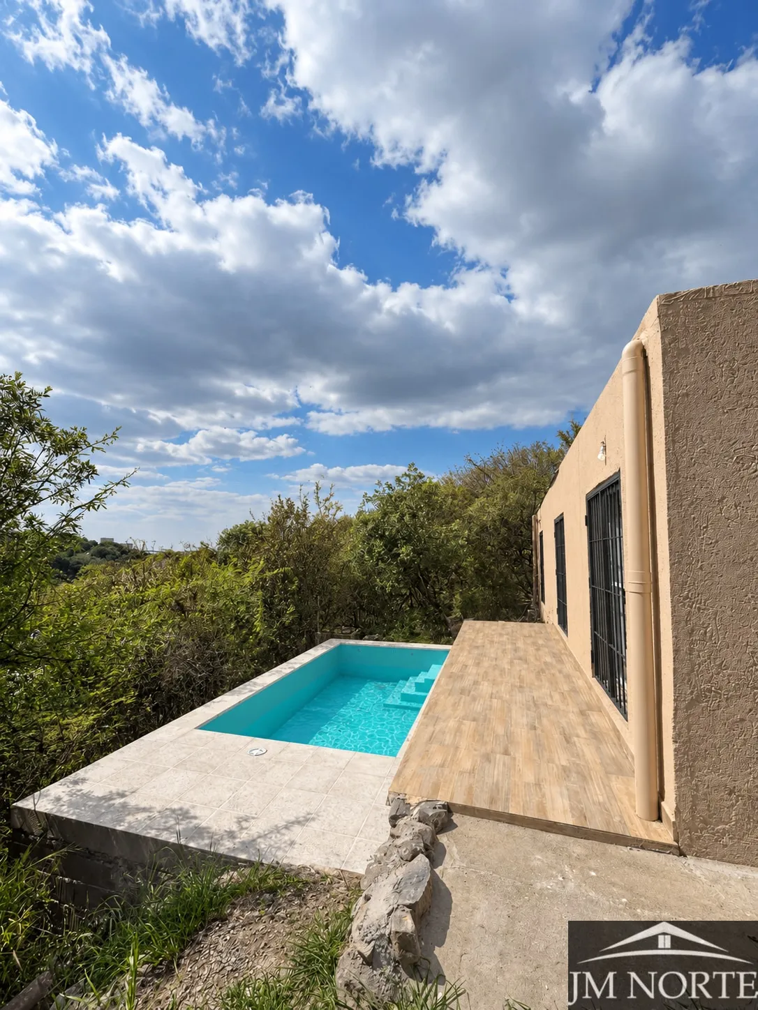CASA EN ALQUILER 2 DORMITORIOS CON PILETA - VALLE DEL SOL MENDIOLAZA