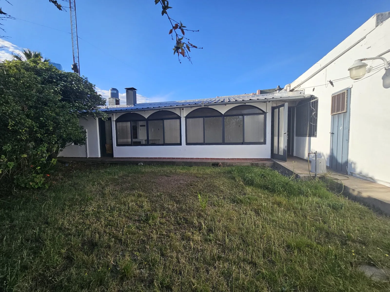 Casa amplia y con patio en Parque Capital