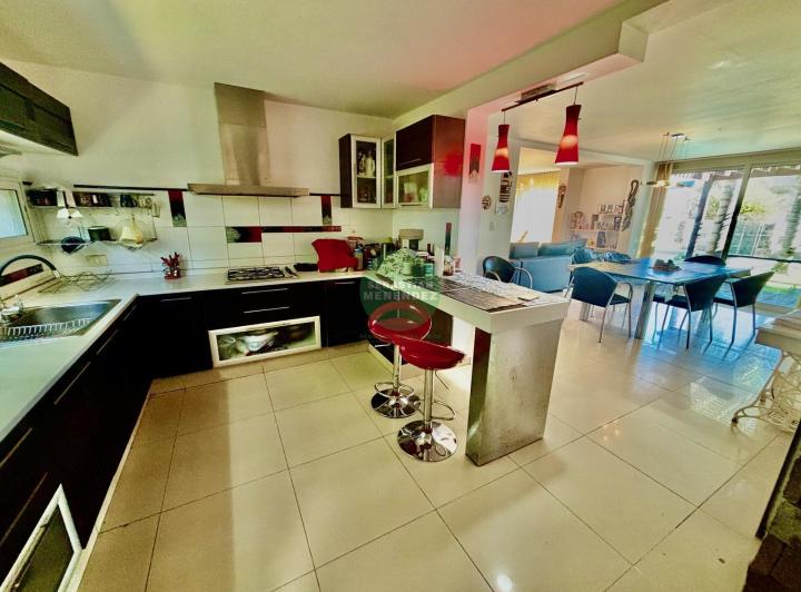 Casa · 354m² · 7 Ambientes · 4 Cocheras