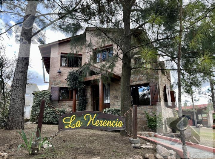 Casa · 213m² · 4 Ambientes · 2 Cocheras