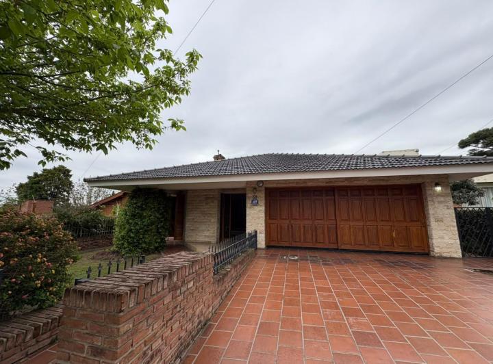 Casa · 404m² · 4 Dormitorios · 2 Cocheras