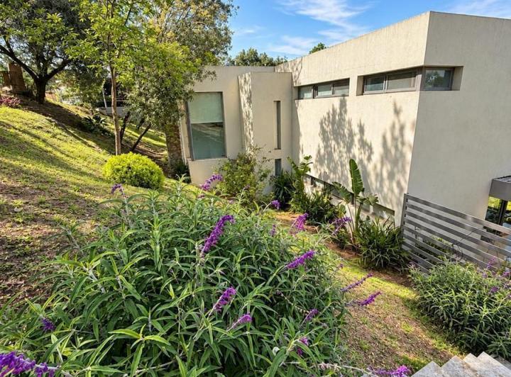 Casa · 320m² · 5 Ambientes · 2 Cocheras