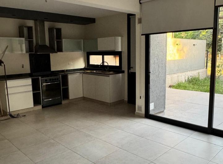 Casa · 200m² · 5 Ambientes · 2 Cocheras