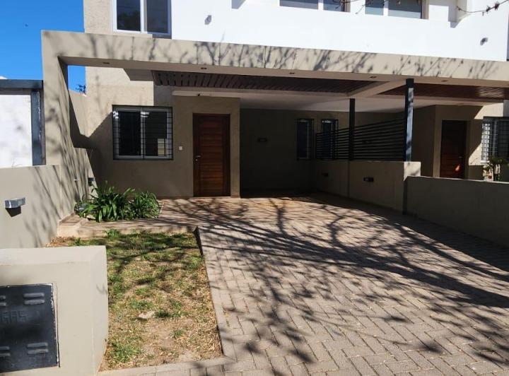 Casa · 200m² · 5 Ambientes · 1 Cochera