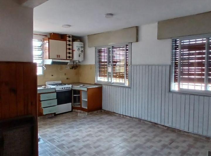 Casa · 80m² · 8 Ambientes · 3 Cocheras