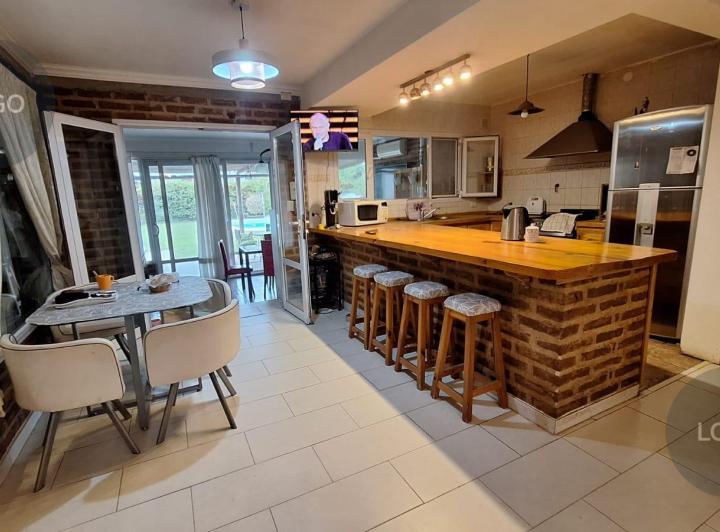 Casa · 220m² · 6 Ambientes · 3 Cocheras