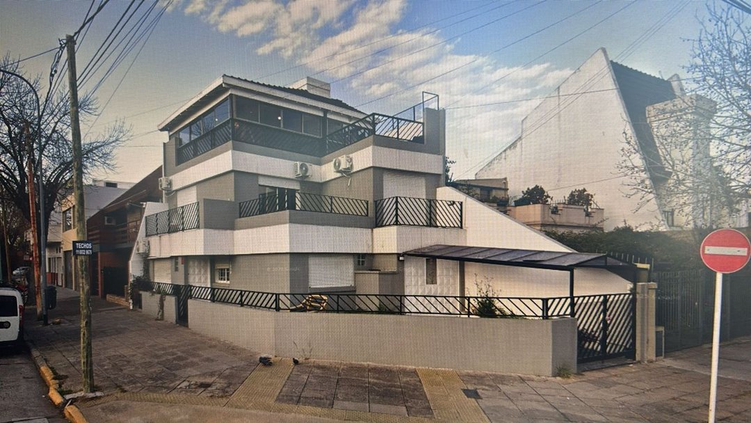 Casa en esquina de 4 ambientes con suite,