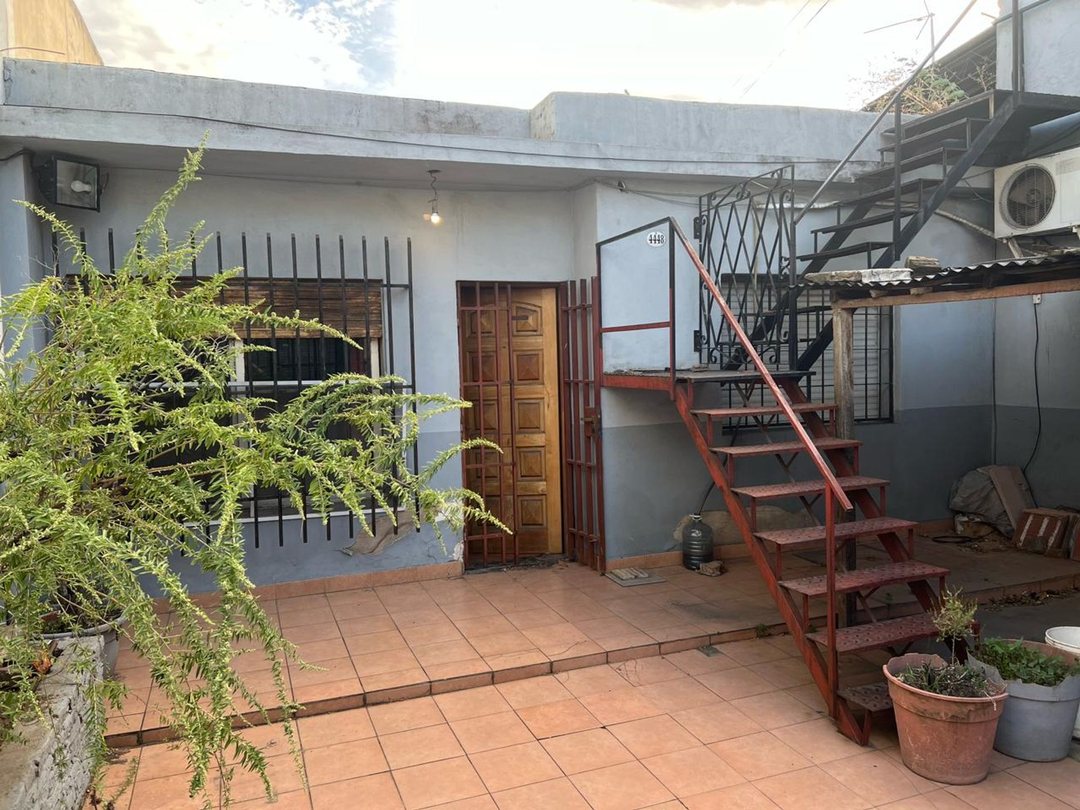 VENTA CASA 5 AMB. PATIO Y COCHERA -  CASEROS