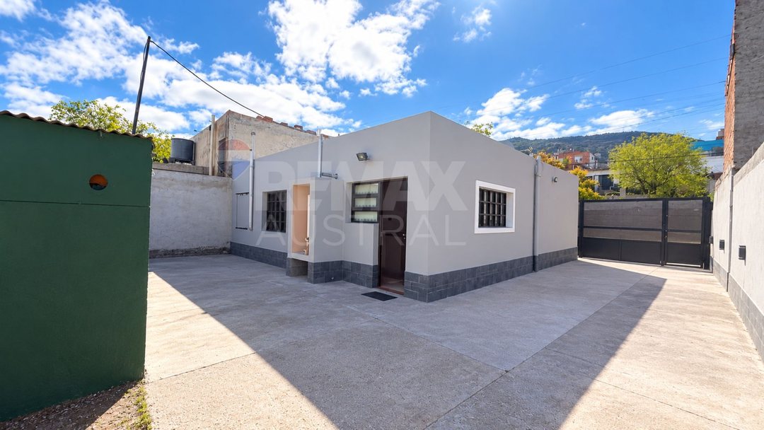 ALQUILER CASA 2 DORMIS, PATIO, BARRIO J. NEWBERY.