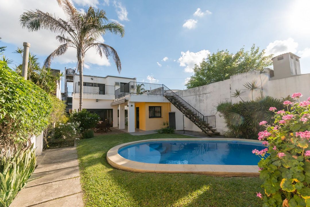 CASA DE 4 DORMITORIOS, PISCINA Y QUINCHO COMPLETO