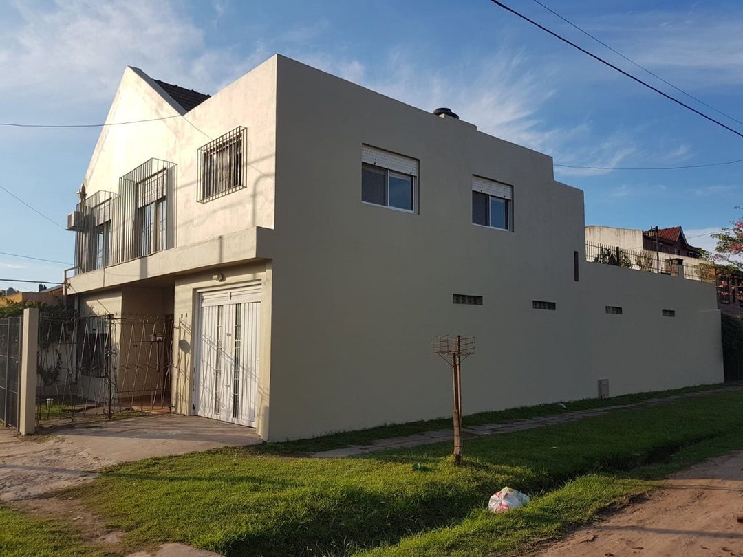 CASA MULTIFAMILIAR CON JARDIN, TERRAZA Y QUINCHO
