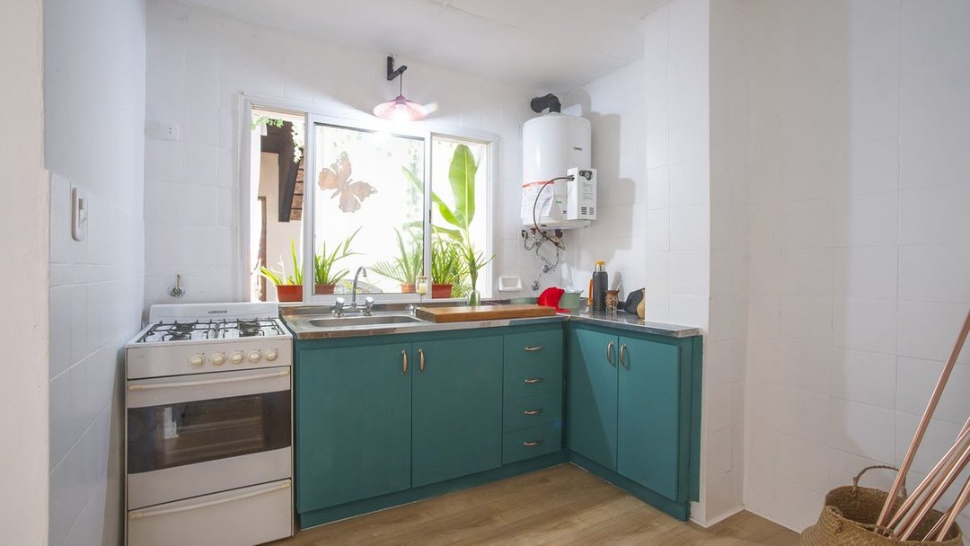 DEPTO DE PASILLO EN VENTA ZONA CENTRO CON PATIO