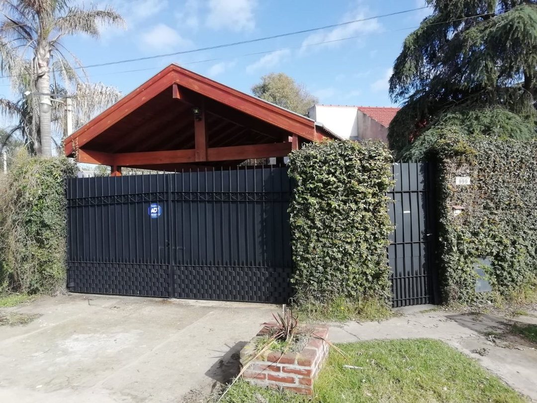 CASA 5 AMBIENTES MAS OTRA VIVIENDA PILETA GARAJE