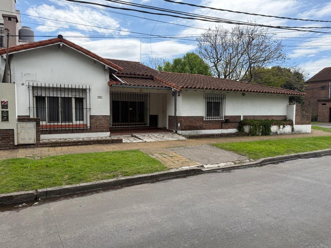 CASA 4 AMBIENTES EN CASTELAR NORTE