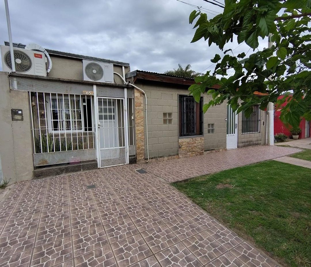 REMAX VENDE/ CASA/ 4 DORMITORIOS/ LOS NOGALES