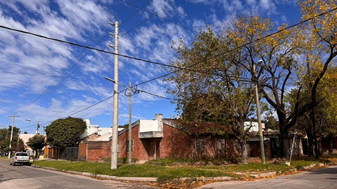 CASA 4 AMBIENTES VENTA LOMAS DE ZAMORA ESQUINA