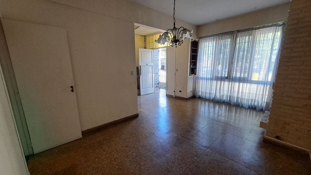 VENTA CASA CON TERRAZA Y COCHERA LANUS OESTE
