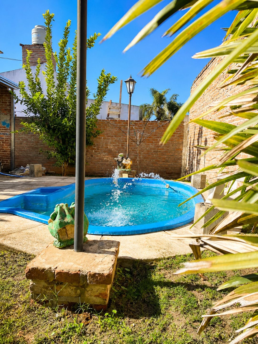 CASA FAMILIAR CON QUINCHO, PILETA Y LOCAL COMERCIA