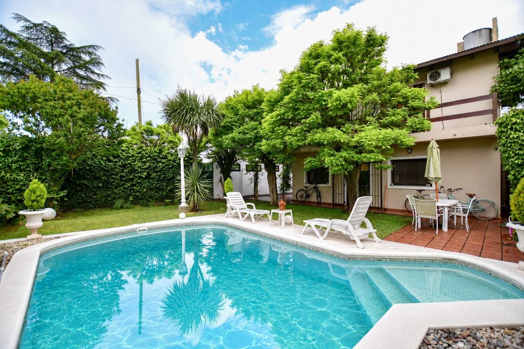 CASA EN VENTA GONNET 3 DORMITORIOS - APTO BANCO