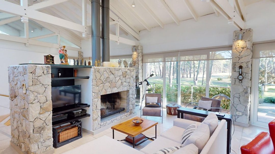 CASA EN VENTA EN CARILO. 6 AMBIENTES. FONDO GOLF