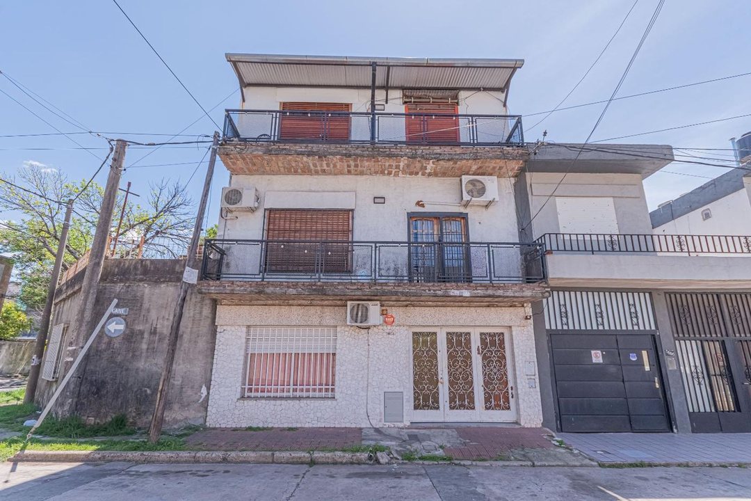 VENTA CASA MULTIFAMILIAR CON PATIO, TERRAZA Y SUM