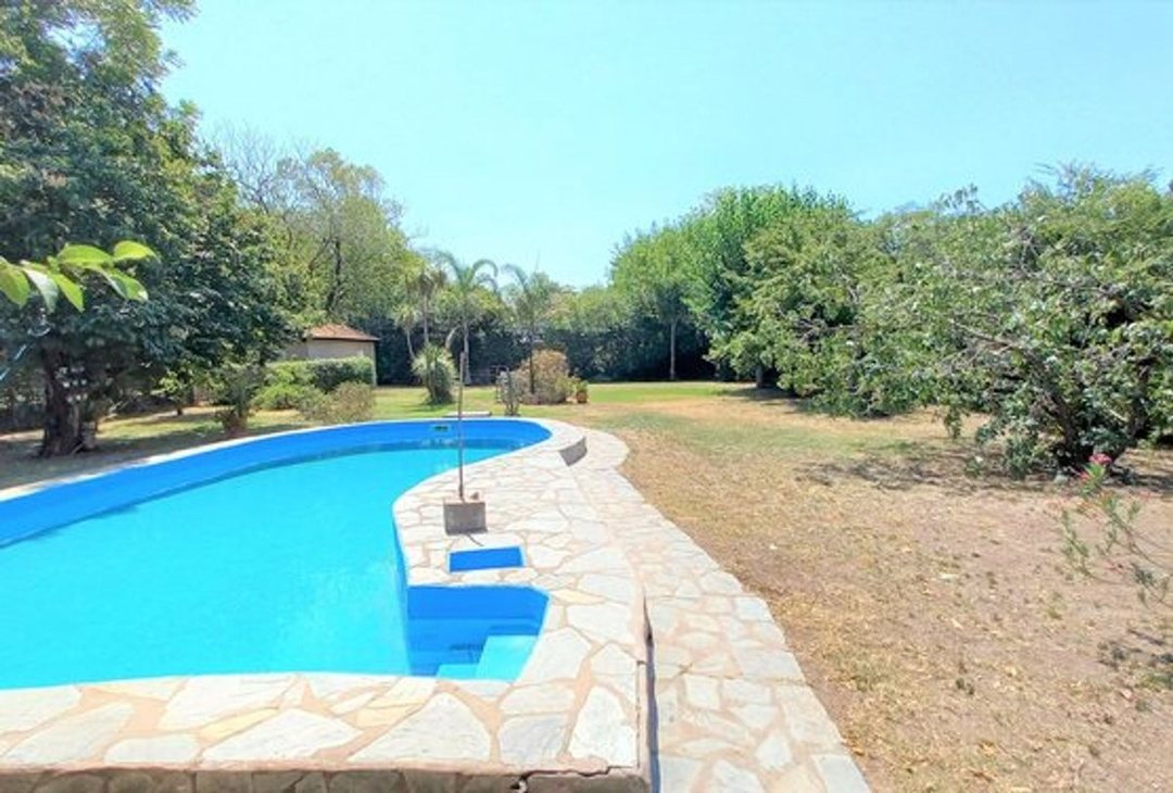 VENTA QUINTA 3 AMBIENTES LA REJA JARDIN PISCINA