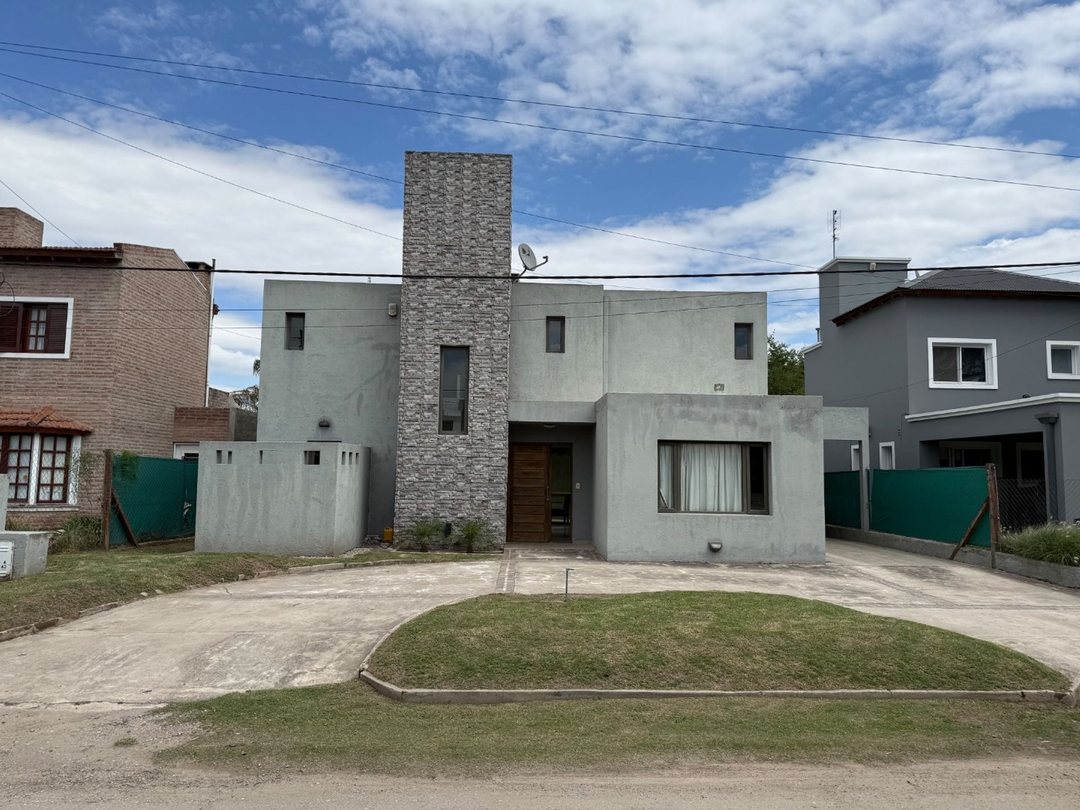 VENTA CASA 4 DORMITORIOS EN SAN ALFONSO 2