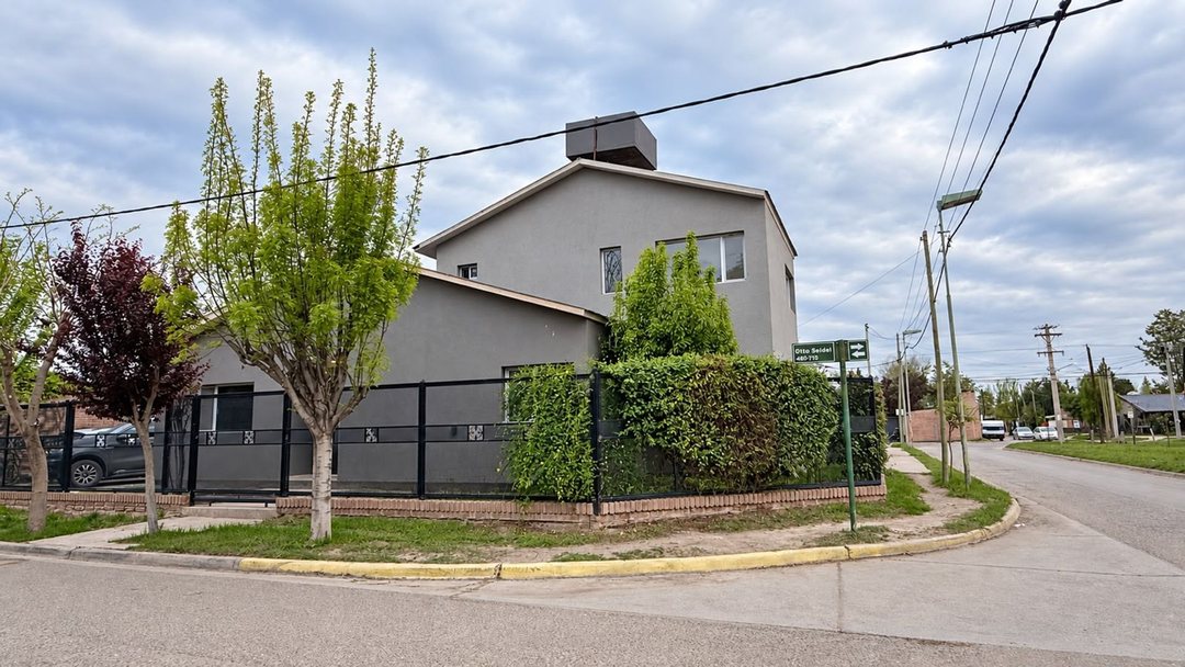 ALQUILER DE CASA DE 3 DORMITORIO PLOTTIER
