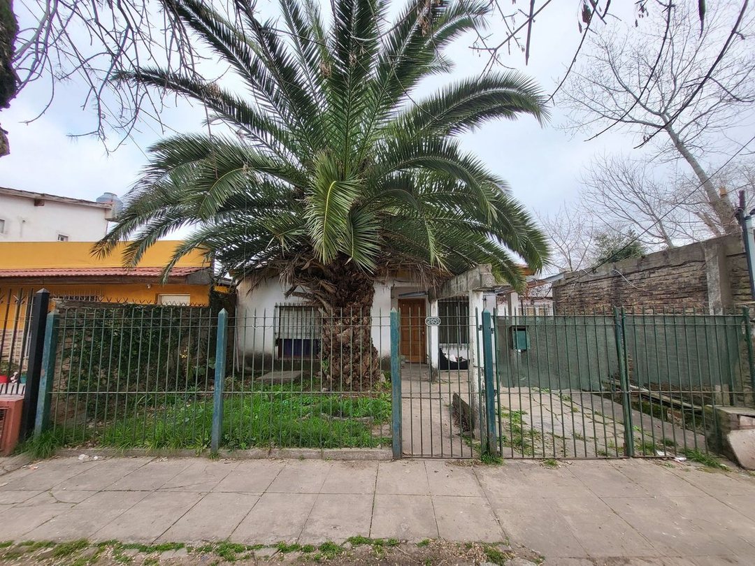 CASA 3 AMBIENTES EN VENTA EN GLEW A REFACCIONAR