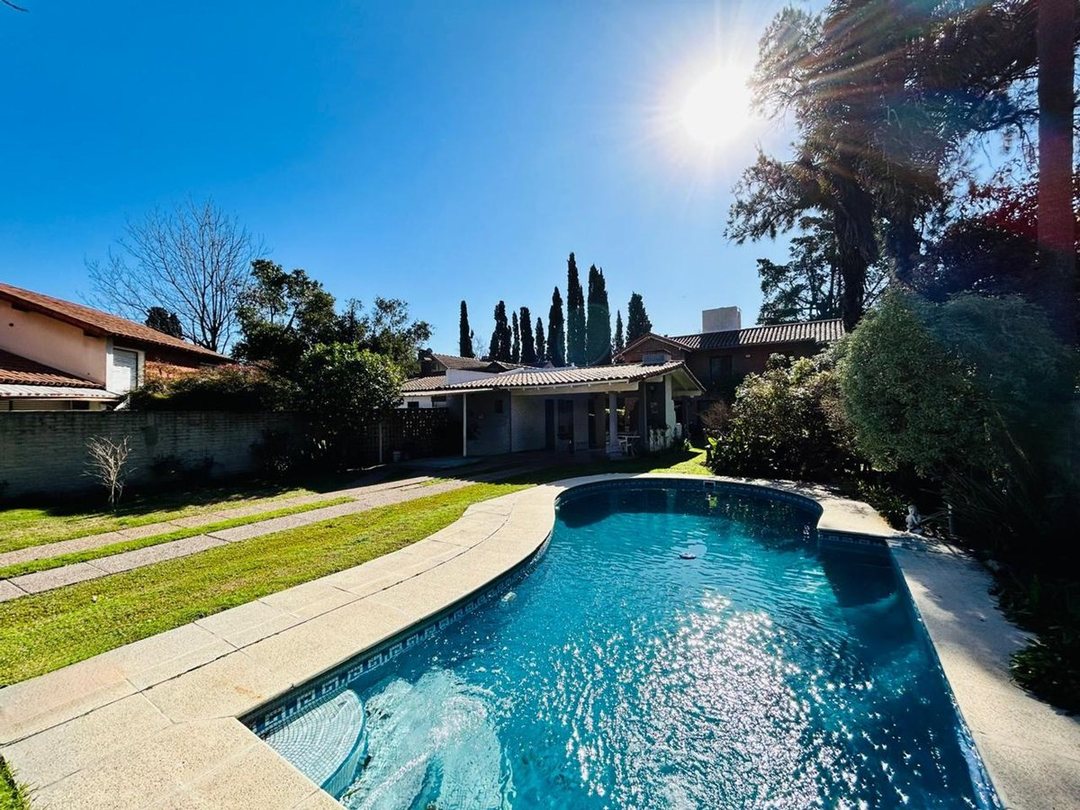 Casa 7 ambientes con parque y pileta venta Burzaco