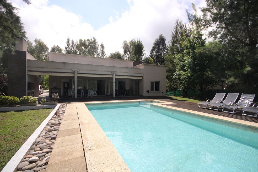 VENTA CASA 5 AMBIENTES EN MIRALAGOS 1