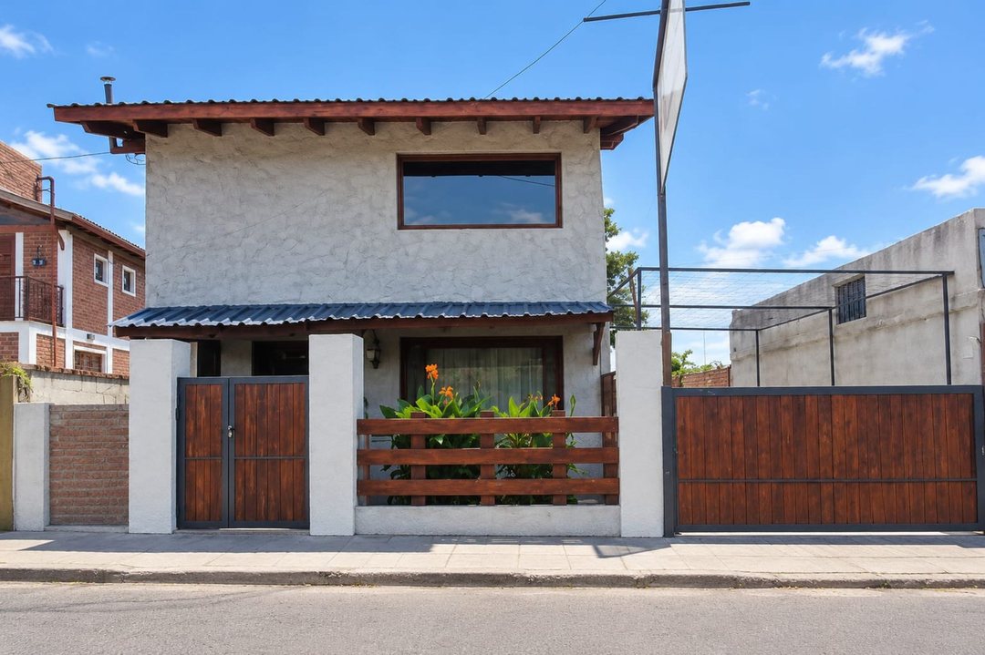 Venta De Casa con Departamento y Local Comercial