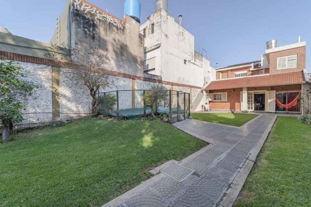 VENTA CASA 6 AMBIENTES CON JARDIN SANTOS LUGARES