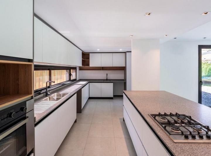 Casa · 230m² · 4 Ambientes · 2 Cocheras