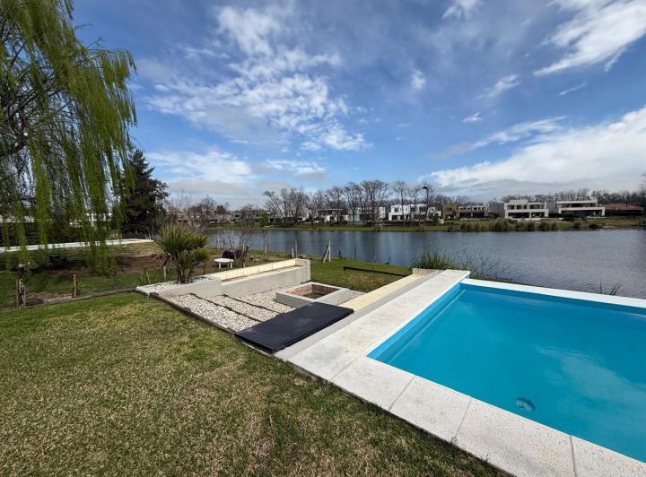 Casa · 1000m² · 6 Ambientes · 3 Cocheras