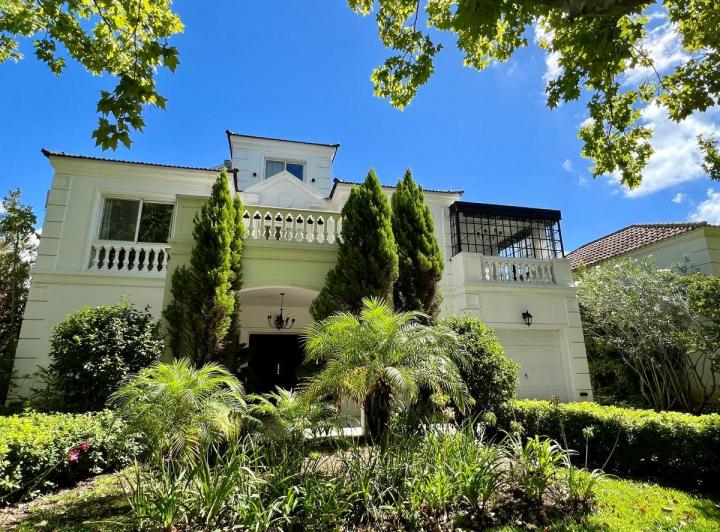 Casa · 380m² · 6 Ambientes · 1 Cochera