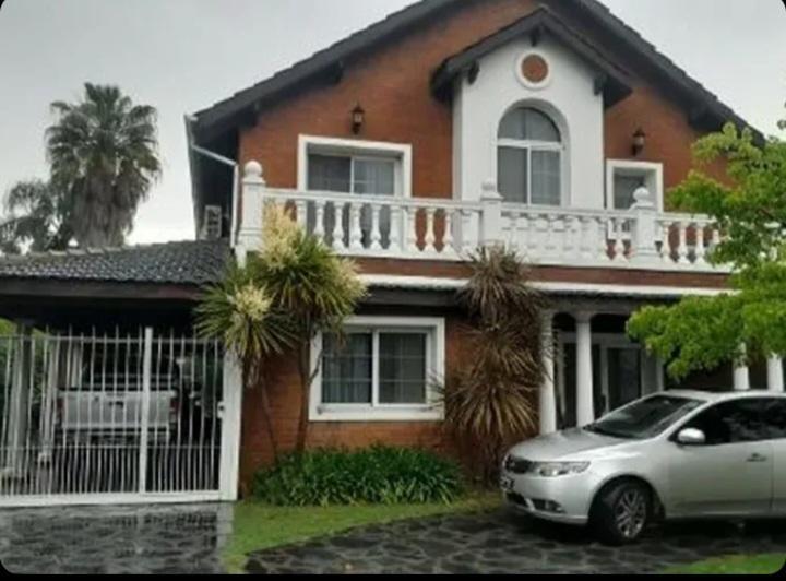 Casa · 200m² · 4 Ambientes · 3 Cocheras